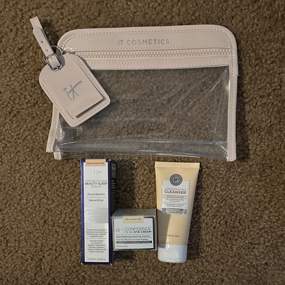 IT Cosmetics Clear Pouch with Cream Trim and Skincare Set